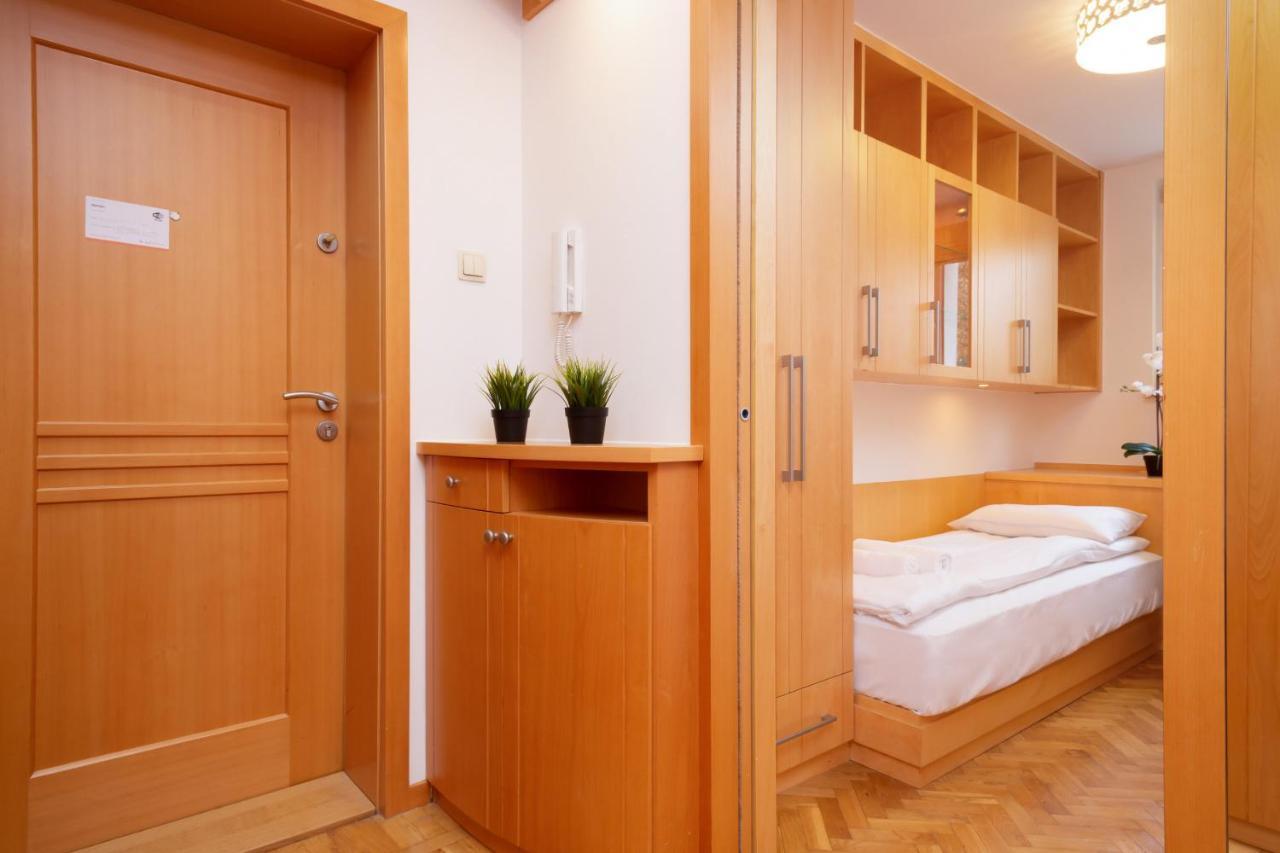 Two-Bedroom Family Apartment Esperanto Next To Klif By Noclegi Renters Varsovie Extérieur photo