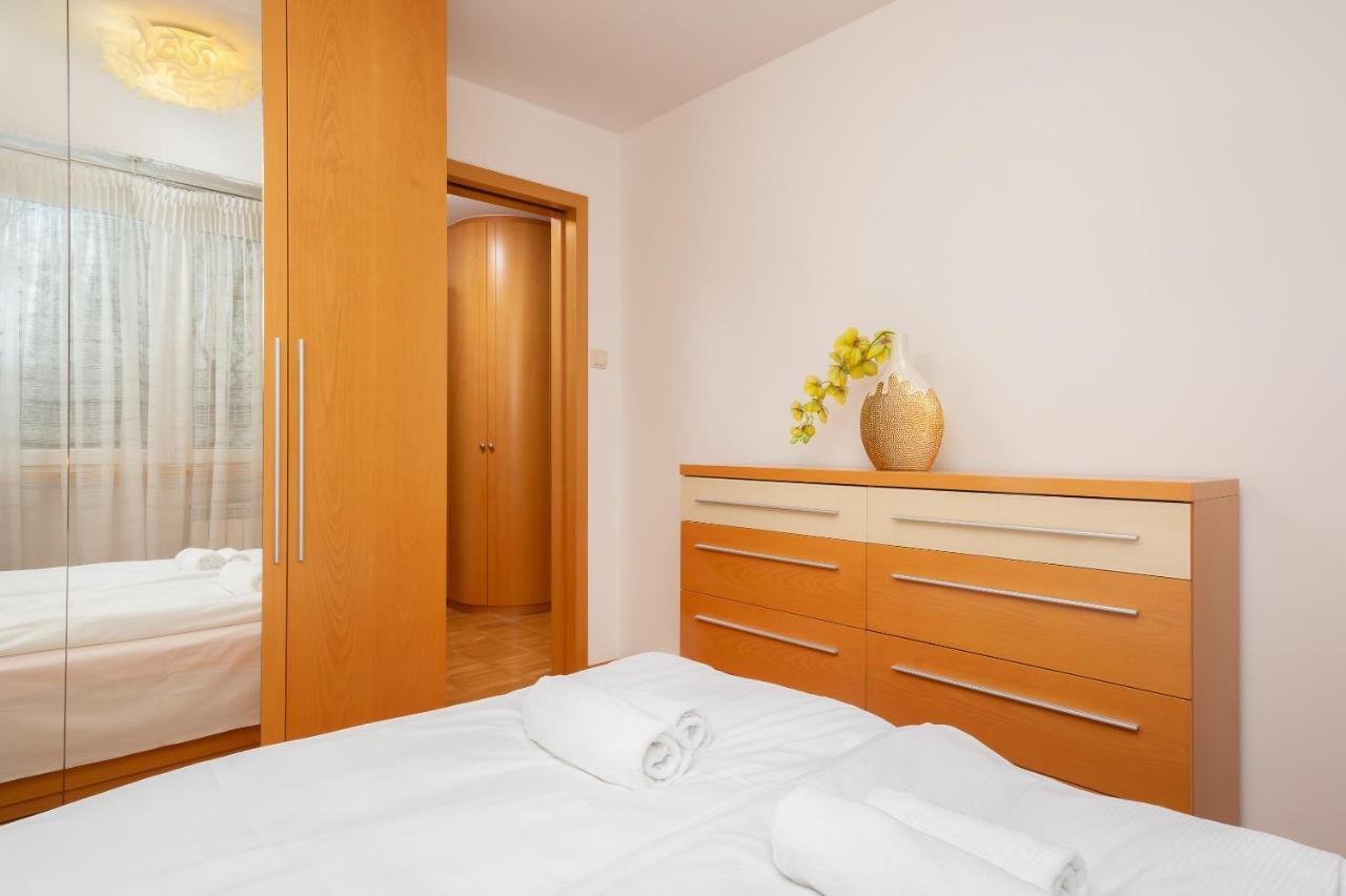 Two-Bedroom Family Apartment Esperanto Next To Klif By Noclegi Renters Varsovie Extérieur photo