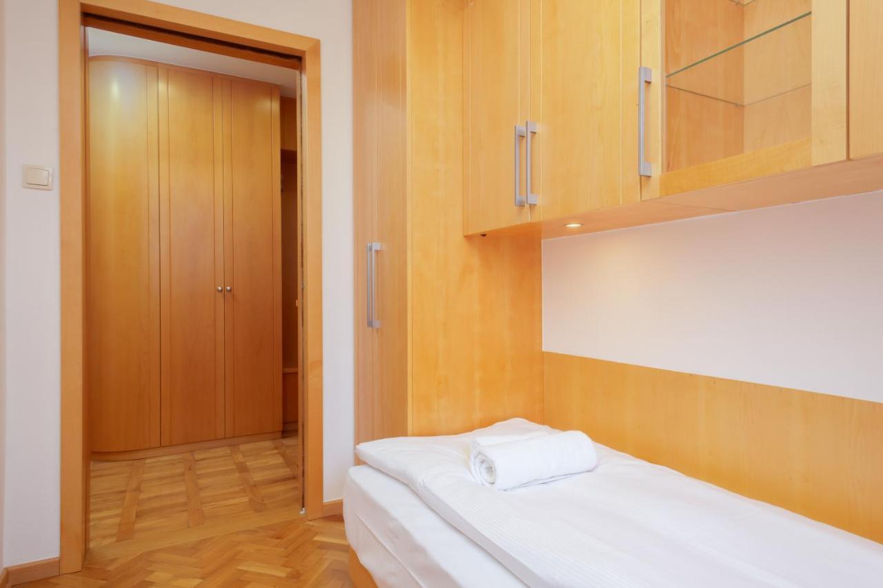 Two-Bedroom Family Apartment Esperanto Next To Klif By Noclegi Renters Varsovie Extérieur photo